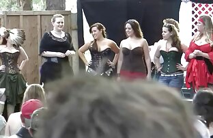XXX Sie wandte sich in die reife frauen junge männer sex Umkleidekabine für Kleidung in der